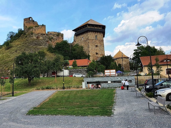 Parkovisko a Fiľakovský hrad