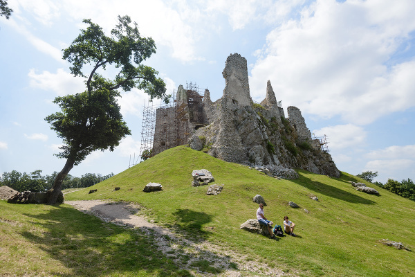 Na snímke hrad Hrušov