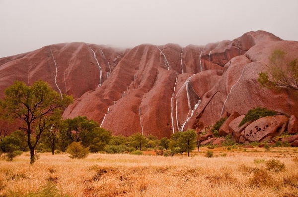 Uluru s vodopoádmi