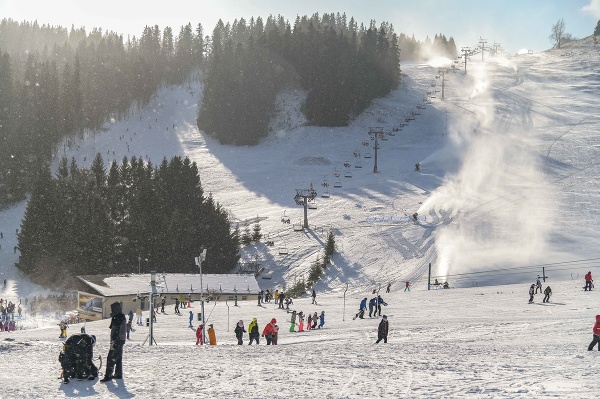 Lyžovanie v lyžiarskom stredisko