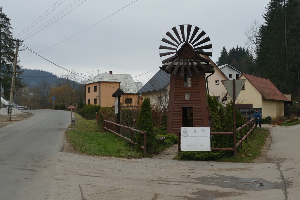 Zmenšený veterný mlyn v