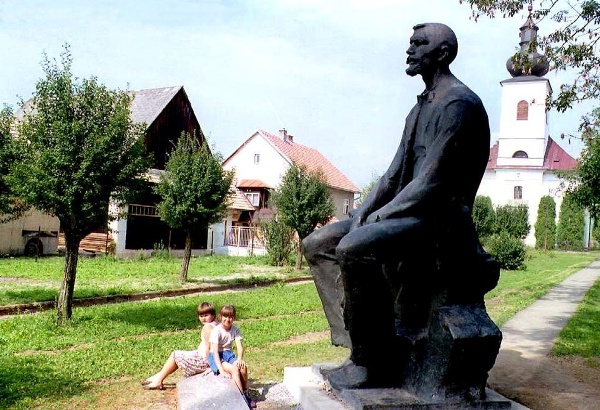 Socha sediaceho Martina Kukučína
