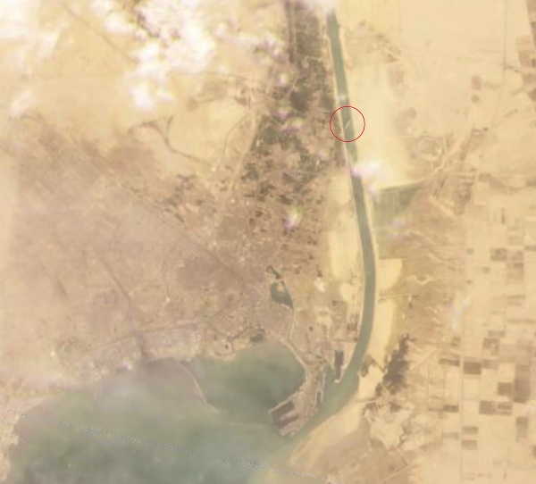 Suezský prieplav upchala loď,