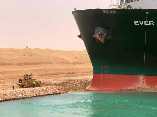 Suezský prieplav upchala loď,