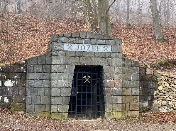 Opálové bane Červenica