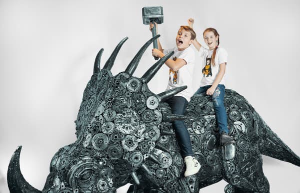 Galerie ocelových figurín