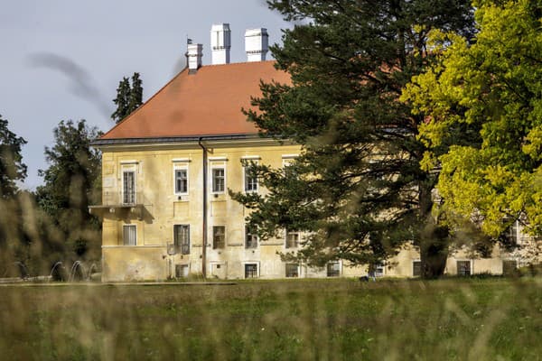 Kaštieľ a park v