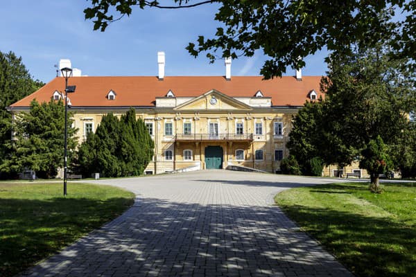 Kaštieľ a park v