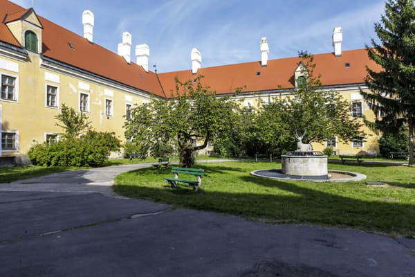 Kaštieľ a park v