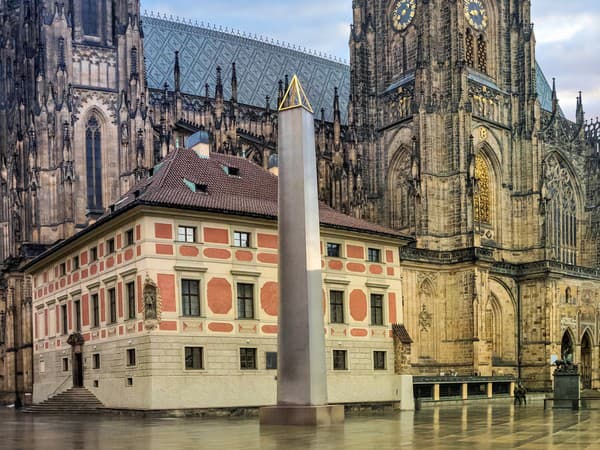 Pražský hrad a obelisk