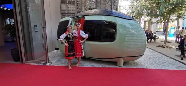Krojované slovenské devy a obytná Ecocapsula