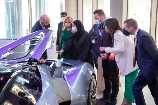 O vodíkové auto mala enormný záujem aj ministerka pre pokročilé technológie a vedu SAE. Richard Sulík jej poskytol fundovaný výklad