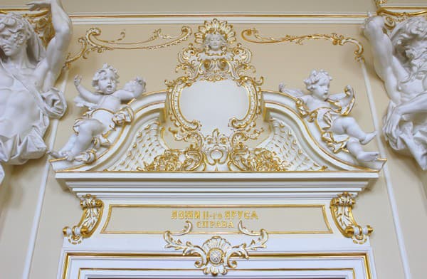 Detaily výzdoby opery v