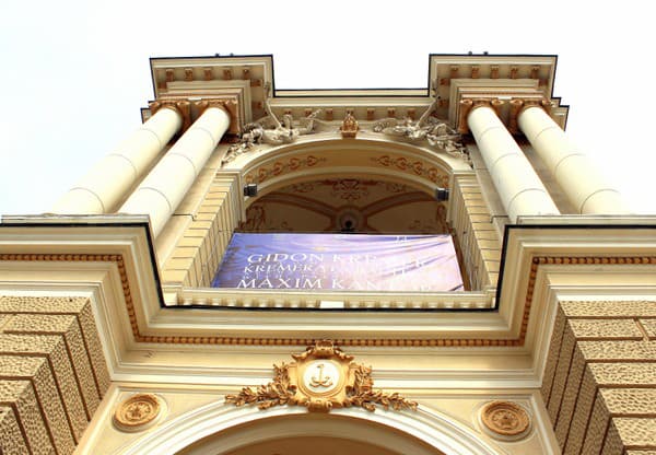 Hlavný portál budovy opery