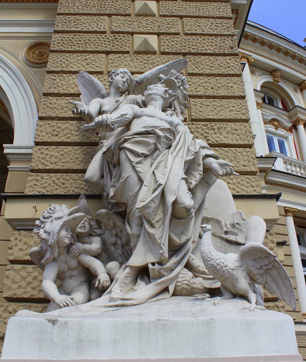 Sochárska výzdoba budovy opery