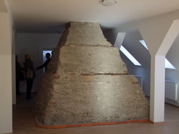 Pôvodný komín v zrekonštruovanej