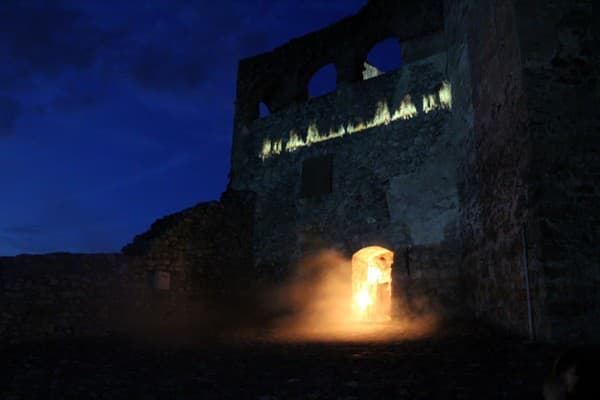 Nádvorie hradu počas nočnej