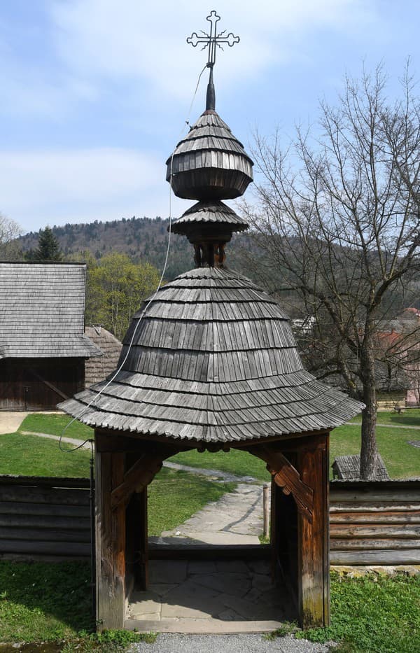 Vstupná brána so zvonicou