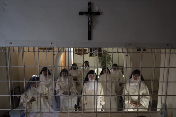 Mníšky - predný rad sprava sestra predstavená Lucía María, María de la Trinidad a María Guadalupe - odpovedajú na otázky novinárov spoza železnej mreže