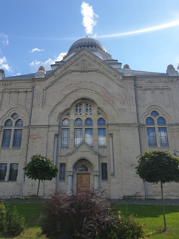 Majestátna synagóga v Lučenci
