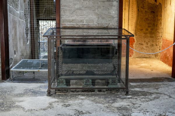 Jeden z dvoch bronzových trezorov je vystavený v átriu Domu Vettiovcov