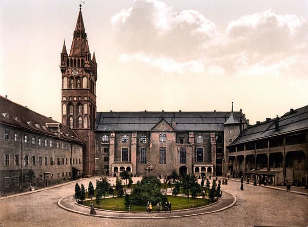 Nádvorie hradu medzi rokmi 1890 a 1900 