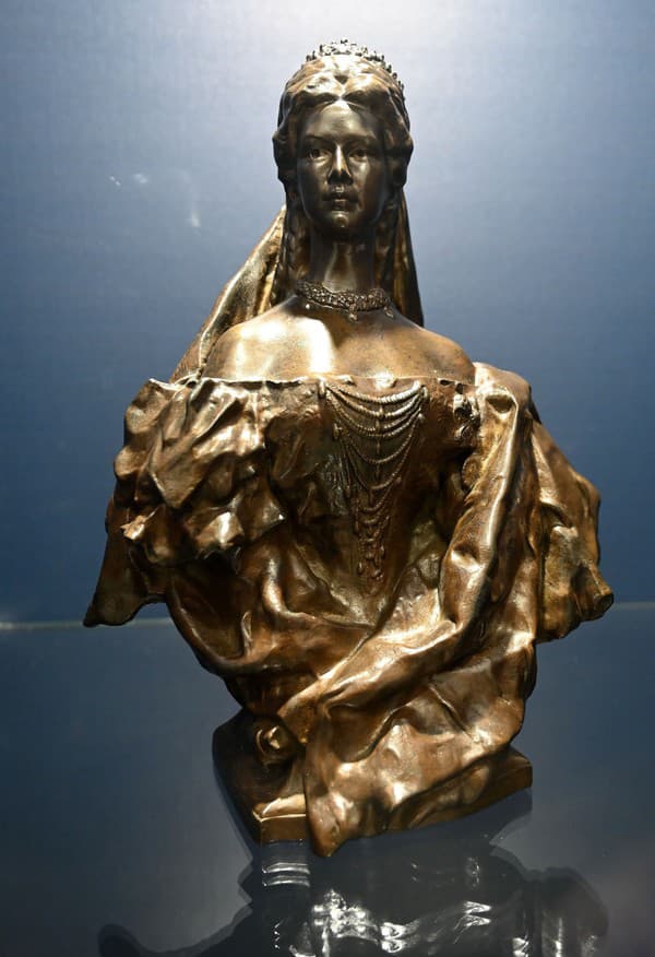 Bronzová busta cisárovnej a