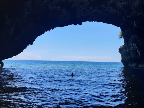 Výhľad z morskej jaskyne