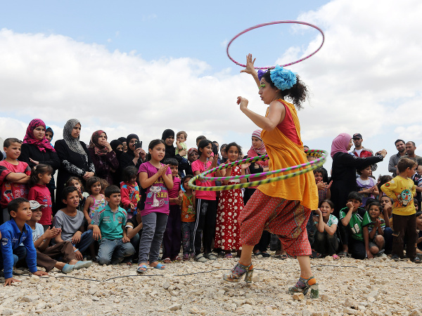 Kúsok zábavy v krajine násilia rozžiaril deťom očká.