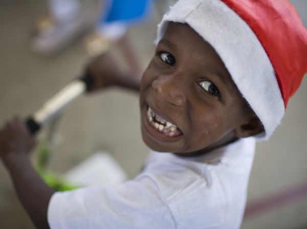 Chlapček s vianočnou čiapkou