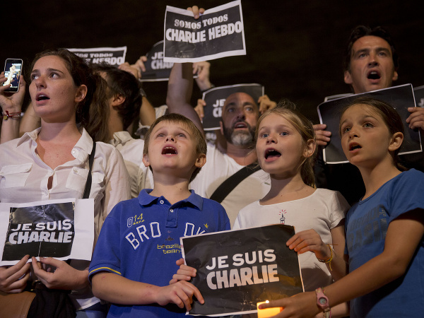 Tisíce ľudí vyšli do ulíc na protest kvôli útoku na Charlie Hebdo