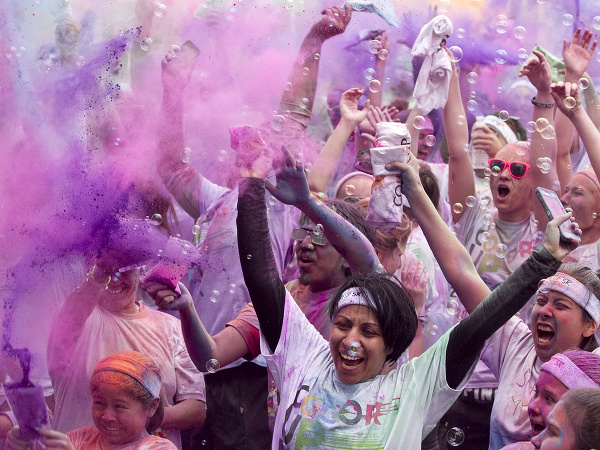 Ľudia sa už tretí rok zúčastnili Color Up 5K behu v Texase