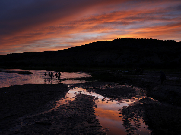 Hra pri západe slnka