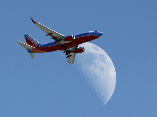 Lietadlo a mesiac