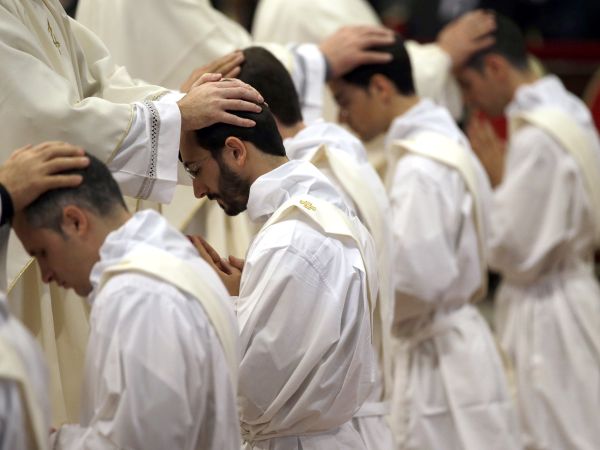 Čerstvo vysvätení kňazi