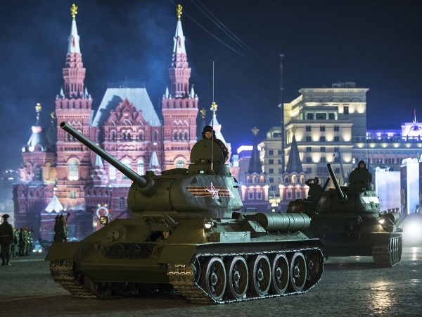 Putin spustil najväčšiu vojenskú prehliadku v dejinách.