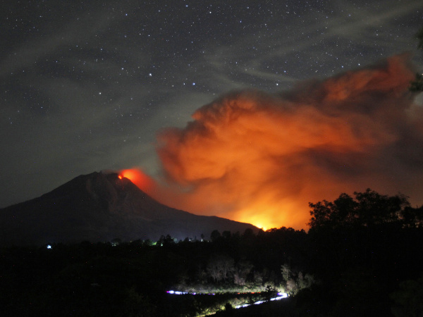 Činnosť sopky v Indonézii