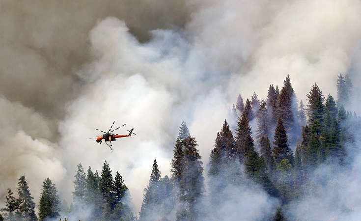 Vrtuľník nad požiarom v Kalifornii