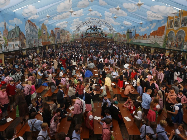 Najväčší pivný festival Októberfest otvoril v Mníchove svoje brány