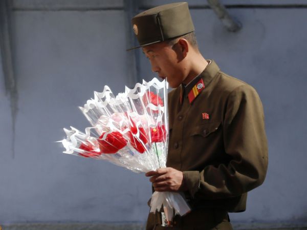 Severokórejský vojak s kvetmi