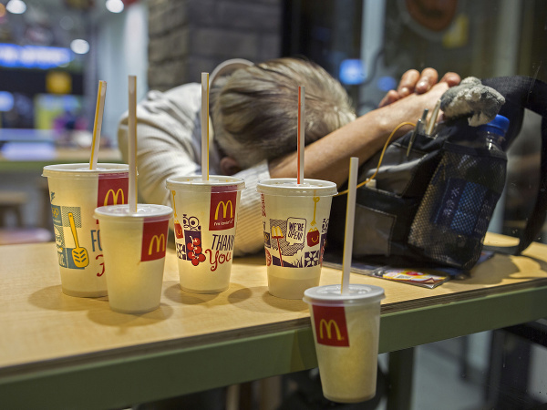 Utečenci si krátia dni v MC Donalde