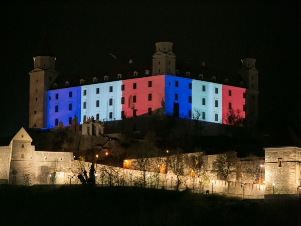 Bratislavský hrad nasvietený vo farbách francúzskej trikolóry