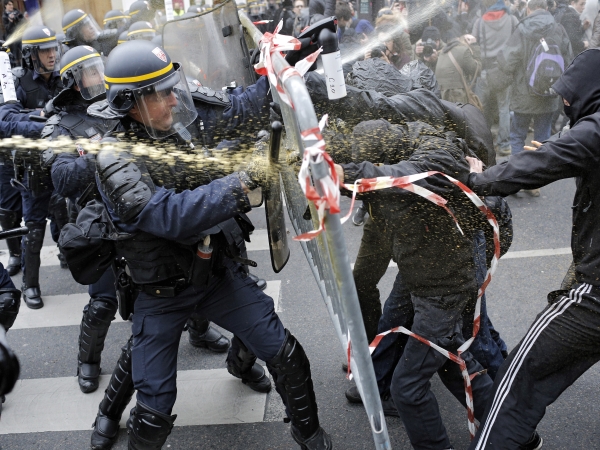 Zásah polície proti protestujúcim v Paríži
