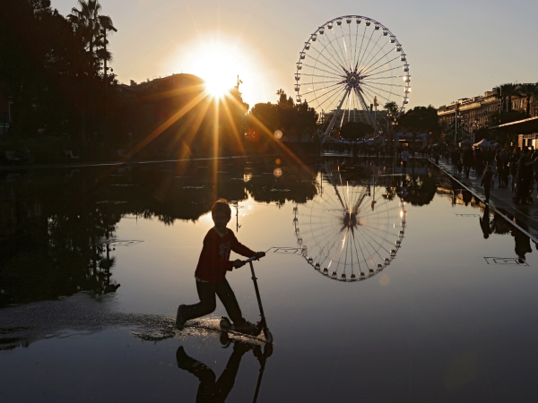 Chlapec jazdí kolobežkou po vode