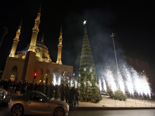 Vianočný stromček postavili vedľa mešity