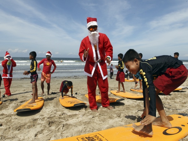 Santa Claus ako inštruktor surfovania