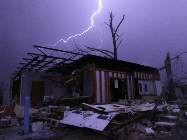 Unikátny záber počas ničivých búrok a tornád v USA