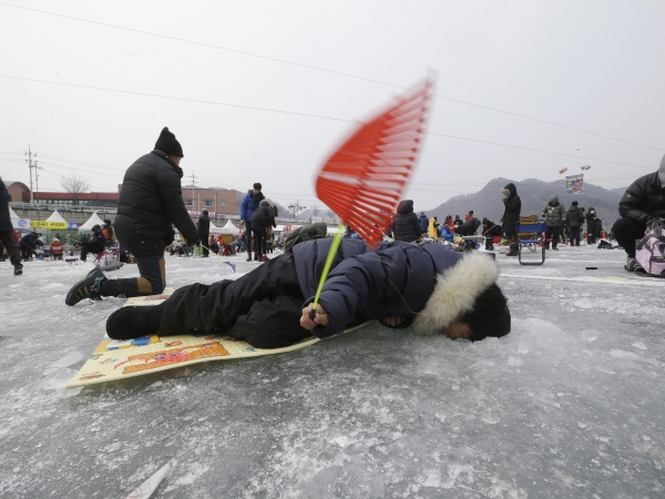 Rybár sleduje potenciálny úlovok