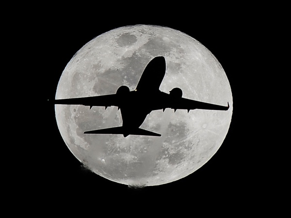 Lietadlo pri splne Mesiaca