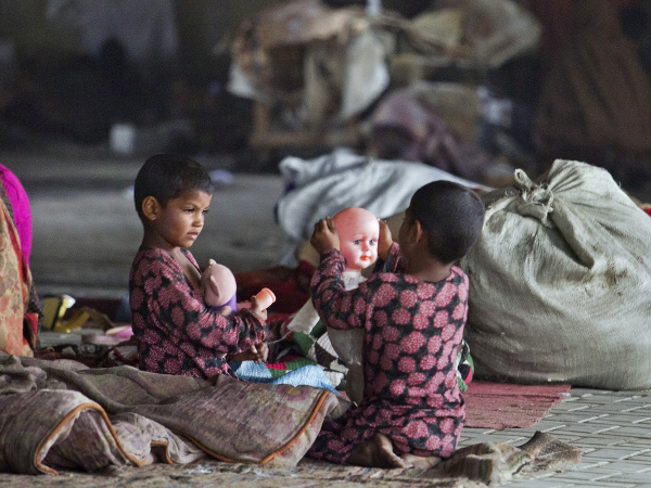 Deti v Pakistane sa hrajú s bábikami